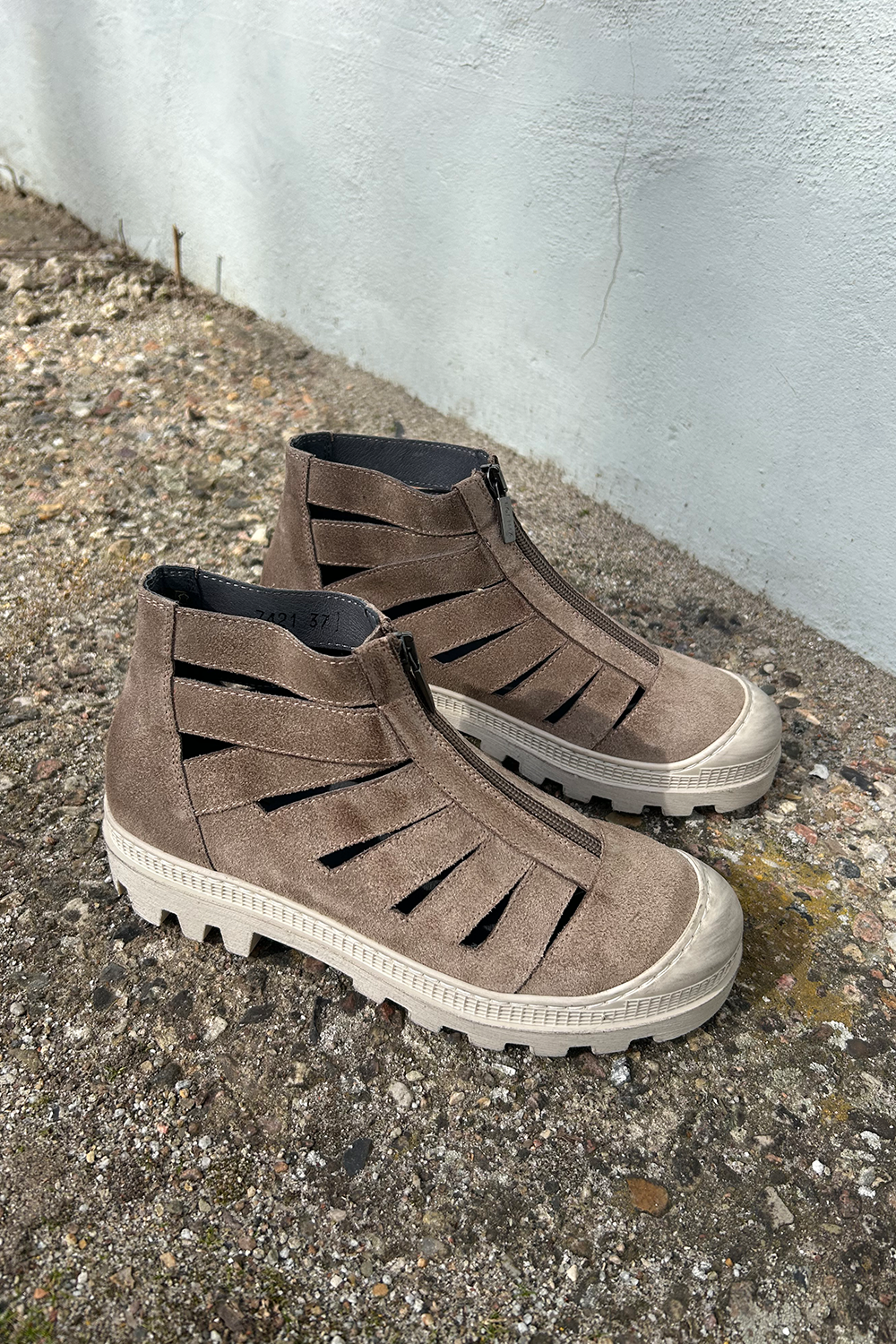 7421 Støvle med lynlås og stropper