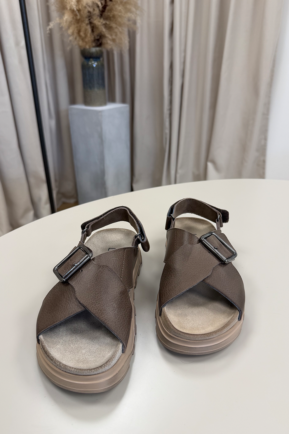 Sandal med spænde og velcro
