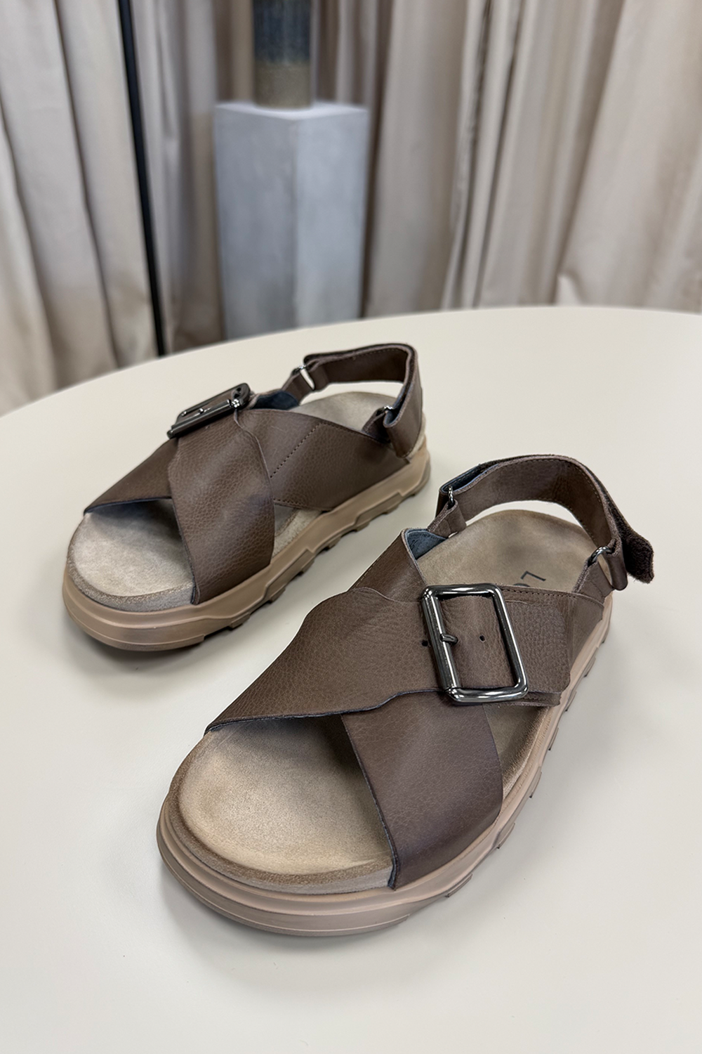 Sandal med spænde og velcro