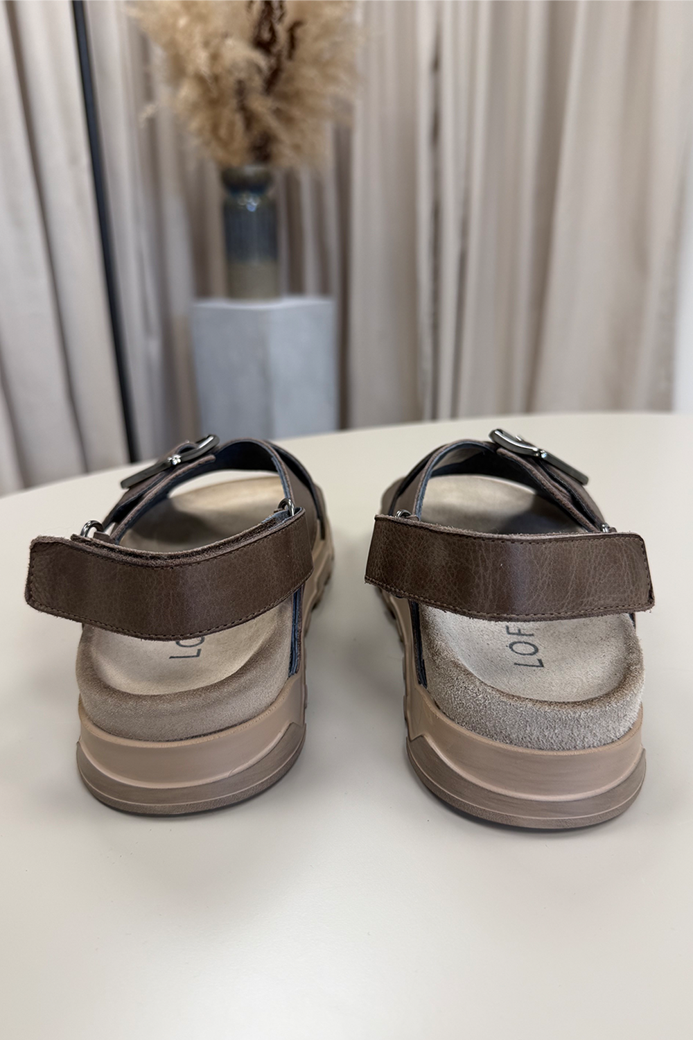 Sandal med spænde og velcro