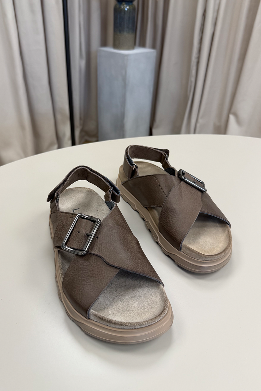Sandal med spænde og velcro